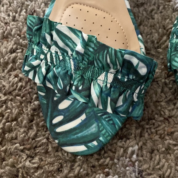 Reaction Kenneth Cole Rise Ruffle Tropical Sandal - Picture 3 of 7